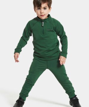 Didriksons laisvalaikio komplektas Jadis Kids set 3 - yra jaukus ir švelnus iš vidaus. Galima nešioti atskirai arba kaip minkštą pagrindo sluoksnį. Viršuje yra užtrauktukas, kad būtų lengviau apsirengti ir nusirengti. Kelnės turi elastingą juosmenį ir rankogalius ant kulkšnies. Šis komplektas turi minkštą  šukuotą pamušalą, kad švelniai jaustųsi prie odos. Itin universalus komplektukas, kurį galima nešioti kas dieną ir taip pat naudoti kaip apatinį, šildantį sluoksnį.
