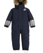 Viking žieminis kombinezonas Play Winter Playsuit  VIKING žieminis kominezonas - visiška naujiena rinkoje. Sukirtas derinant funnkcionalumą ir estetiką, derinamas prie VIKING batų ir aksesuarų. Šio kombinezono medžiaga pagaminta iš labai tvirtos, kvėpuojančios ir perdirbtos medžiagos, kuri taip pat buvo apdorota nefluorintu "Bionic Finish ECO", kad būtų užtikrintas labai patvarus atsparumas vandeniui. Dėl medžiagos atsparumo trinčiai, vaikas gali džiaugtis visomis žiemos pramogomis: čiuožinėti, slidinėti, voliotis sniege. Gobtuvas turi nuimamą kailiuką,liemuo reguliuojasi, ant kojų dedasi elastiniai silikoniniai dirželiai. Aukštas atsparumas vandeniui užtikrina komfortą bet kokiu oru. Sniego kombinezonas turi keletą didelių, atspindinčių šviesą, kad būtų užtikrintas geresnis matomumas tamsoje. Siekiant sumažinti pirminių medžiagų naudojimą, tiek išorinė medžiaga, tiek pamušalas yra pagaminti iš perdirbtų medžiagų. DĖMESIO: VIKING kombinezonuose yra palikta vieta augimui, tad dydį rinkites pagal dabartinį vaiko ūgį. Kaip pvz jeigu vaiko ūgis 104-106c - tinkamas dydis su vieta augimui - 104.