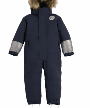 Viking žieminis kombinezonas Play Winter Playsuit - Navy 1 Viking žieminis kombinezonas Play Winter Playsuit VIKING žieminis kominezonas - visiška naujiena rinkoje. Sukirtas derinant funnkcionalumą ir estetiką, derinamas prie VIKING batų ir aksesuarų. Šio kombinezono medžiaga pagaminta iš labai tvirtos, kvėpuojančios ir perdirbtos medžiagos, kuri taip pat buvo apdorota nefluorintu "Bionic Finish ECO", kad būtų užtikrintas labai patvarus atsparumas vandeniui. Dėl medžiagos atsparumo trinčiai, vaikas gali džiaugtis visomis žiemos pramogomis: čiuožinėti, slidinėti, voliotis sniege. Gobtuvas turi nuimamą kailiuką,liemuo reguliuojasi, ant kojų dedasi elastiniai silikoniniai dirželiai. Aukštas atsparumas vandeniui užtikrina komfortą bet kokiu oru. Sniego kombinezonas turi keletą didelių, atspindinčių šviesą, kad būtų užtikrintas geresnis matomumas tamsoje. Siekiant sumažinti pirminių medžiagų naudojimą, tiek išorinė medžiaga, tiek pamušalas yra pagaminti iš perdirbtų medžiagų. DĖMESIO: VIKING kombinezonuose yra palikta vieta augimui, tad dydį rinkites pagal dabartinį vaiko ūgį. Kaip pvz jeigu vaiko ūgis 104-106c - tinkamas dydis su vieta augimui - 104.