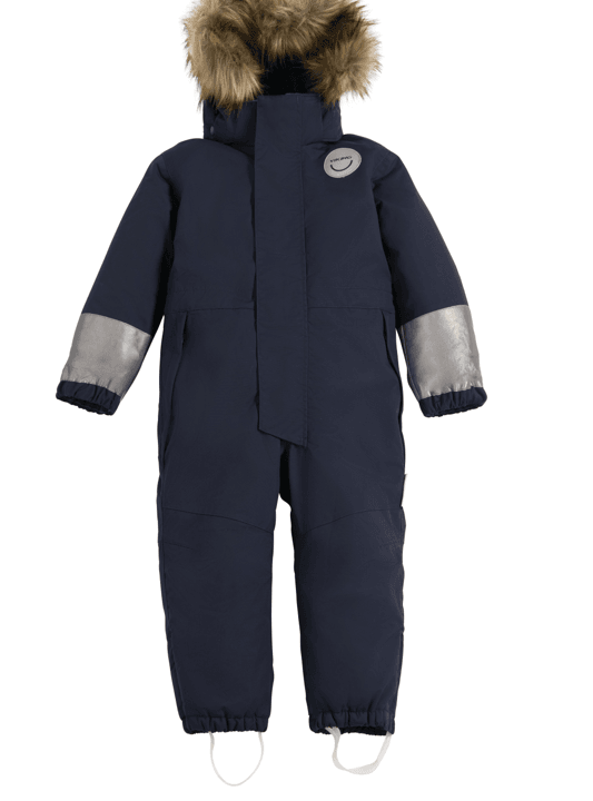 Viking žieminis kombinezonas Play Winter Playsuit VIKING žieminis kominezonas - visiška naujiena rinkoje. Sukirtas derinant funnkcionalumą ir estetiką, derinamas prie VIKING batų ir aksesuarų. Šio kombinezono medžiaga pagaminta iš labai tvirtos, kvėpuojančios ir perdirbtos medžiagos, kuri taip pat buvo apdorota nefluorintu "Bionic Finish ECO", kad būtų užtikrintas labai patvarus atsparumas vandeniui. Dėl medžiagos atsparumo trinčiai, vaikas gali džiaugtis visomis žiemos pramogomis: čiuožinėti, slidinėti, voliotis sniege. Gobtuvas turi nuimamą kailiuką,liemuo reguliuojasi, ant kojų dedasi elastiniai silikoniniai dirželiai. Aukštas atsparumas vandeniui užtikrina komfortą bet kokiu oru. Sniego kombinezonas turi keletą didelių, atspindinčių šviesą, kad būtų užtikrintas geresnis matomumas tamsoje. Siekiant sumažinti pirminių medžiagų naudojimą, tiek išorinė medžiaga, tiek pamušalas yra pagaminti iš perdirbtų medžiagų. DĖMESIO: VIKING kombinezonuose yra palikta vieta augimui, tad dydį rinkites pagal dabartinį vaiko ūgį. Kaip pvz jeigu vaiko ūgis 104-106c - tinkamas dydis su vieta augimui - 104.