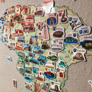 lietuvos zemelapis pazink lietuva su daugkartinio naudojimo lipdukais miestu simboliais ir herbais 2