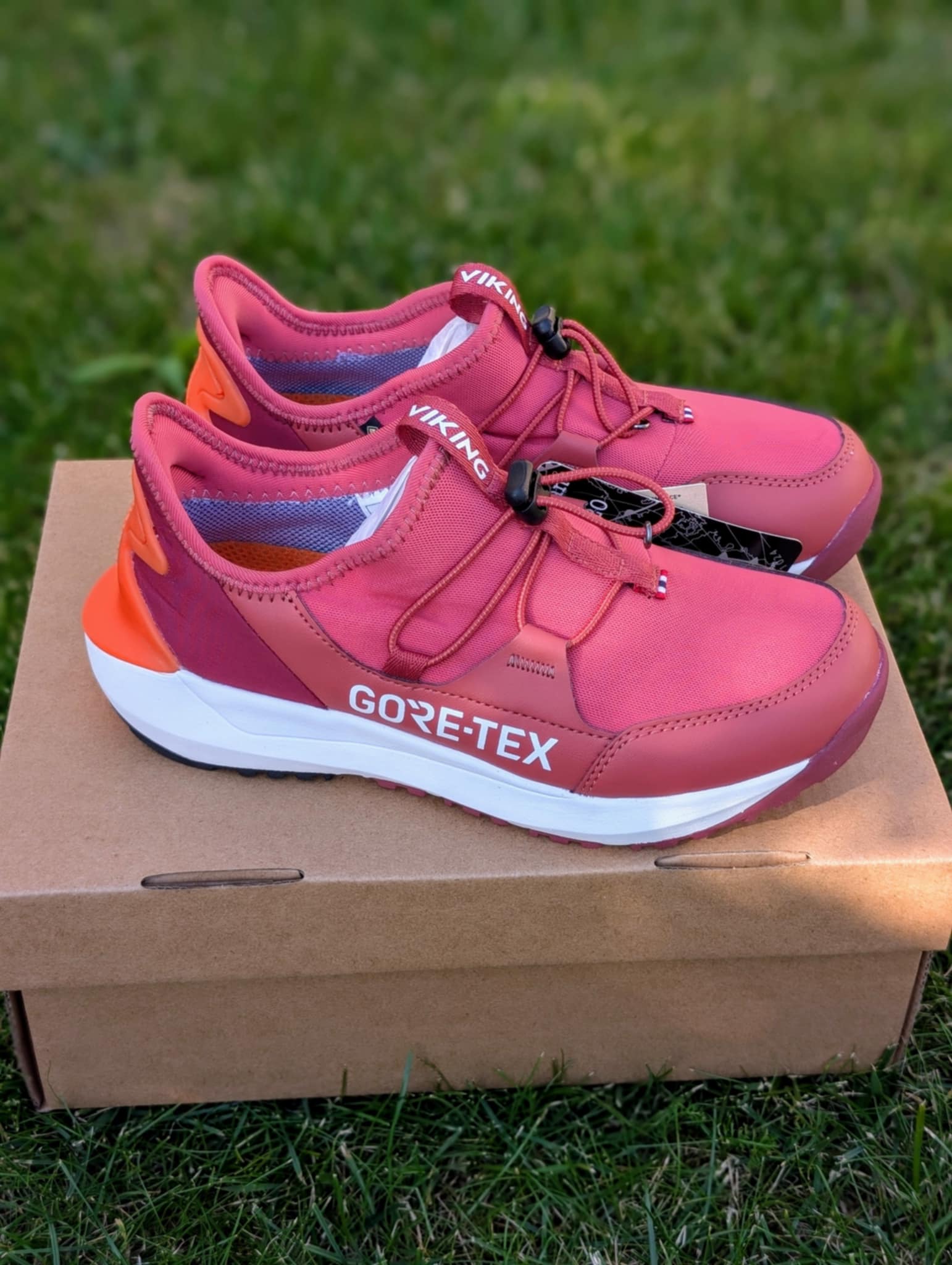 VIKING QuickGO GTX SL rudeniniai/pavasariniai batai vaikams, rožinės spalvos, su GORE-TEX, vandeniui atsparūs, lengvi, su elastiniais raišteliais ir lipduku