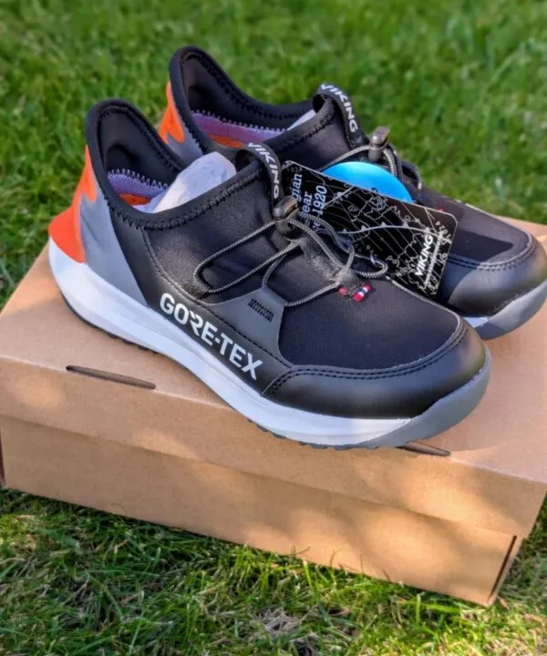 VIKING QuickGO GTX SL rudeniniai/pavasariniai batai vaikams, juodos spalvos, su GORE-TEX, vandeniui atsparūs, lengvi, su elastiniais raišteliais ir lipduku