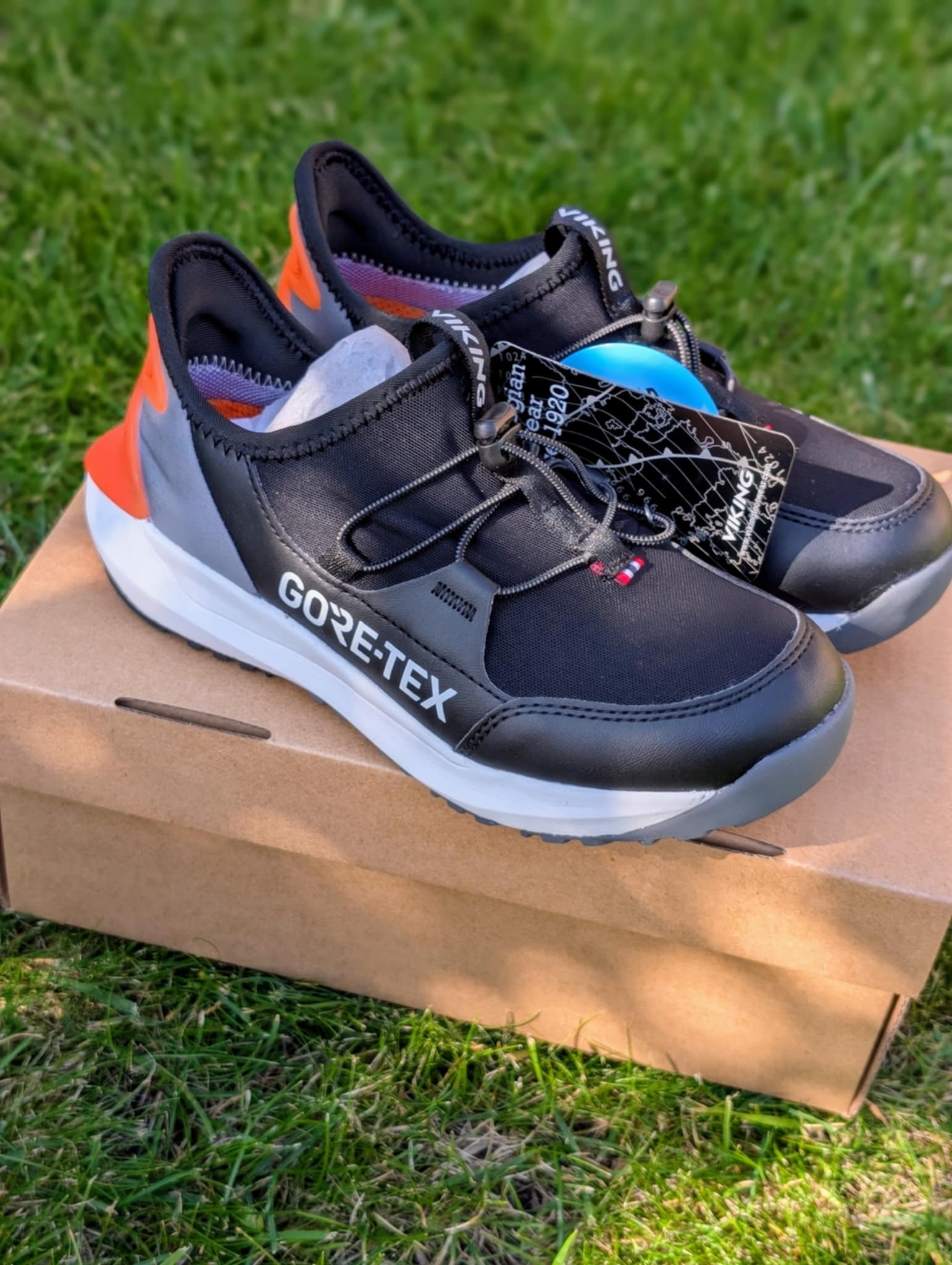 VIKING QuickGO GTX SL rudeniniai/pavasariniai batai vaikams, juodos spalvos, su GORE-TEX, vandeniui atsparūs, lengvi, su elastiniais raišteliais ir lipduku