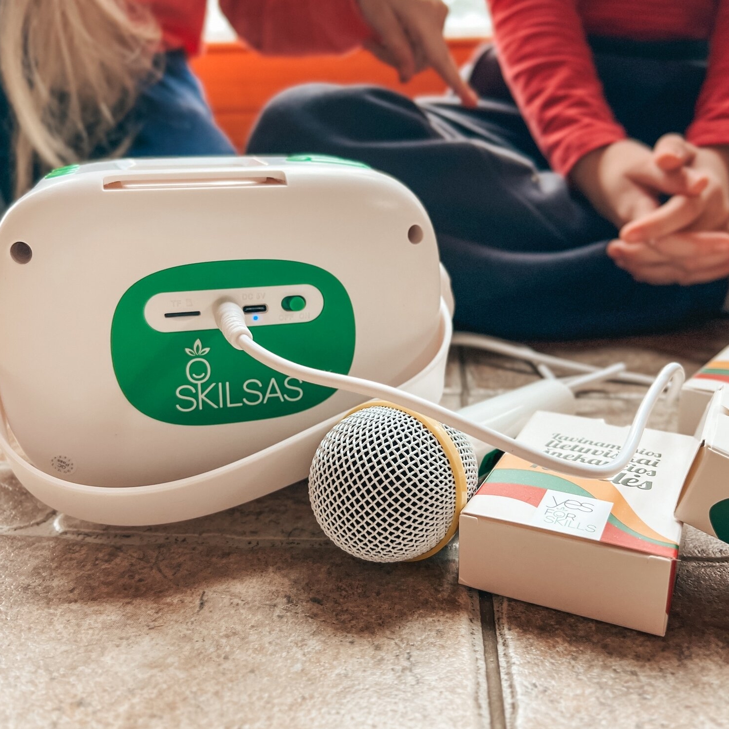 Muzikos grotuvas vaikams ,,Skilsas” su mikrofonu (su įrašytomis lietuviškomis dainomis ir pasakomis) + lietuviškai įgarsintos „Šnekančios kortelės“ 6 Muzikos grotuvas vaikams ,,Skilsas” su mikrofonu (su įrašytomis lietuviškomis dainomis ir pasakomis) + lietuviškai įgarsintos „Šnekančios kortelės“ - Image 4