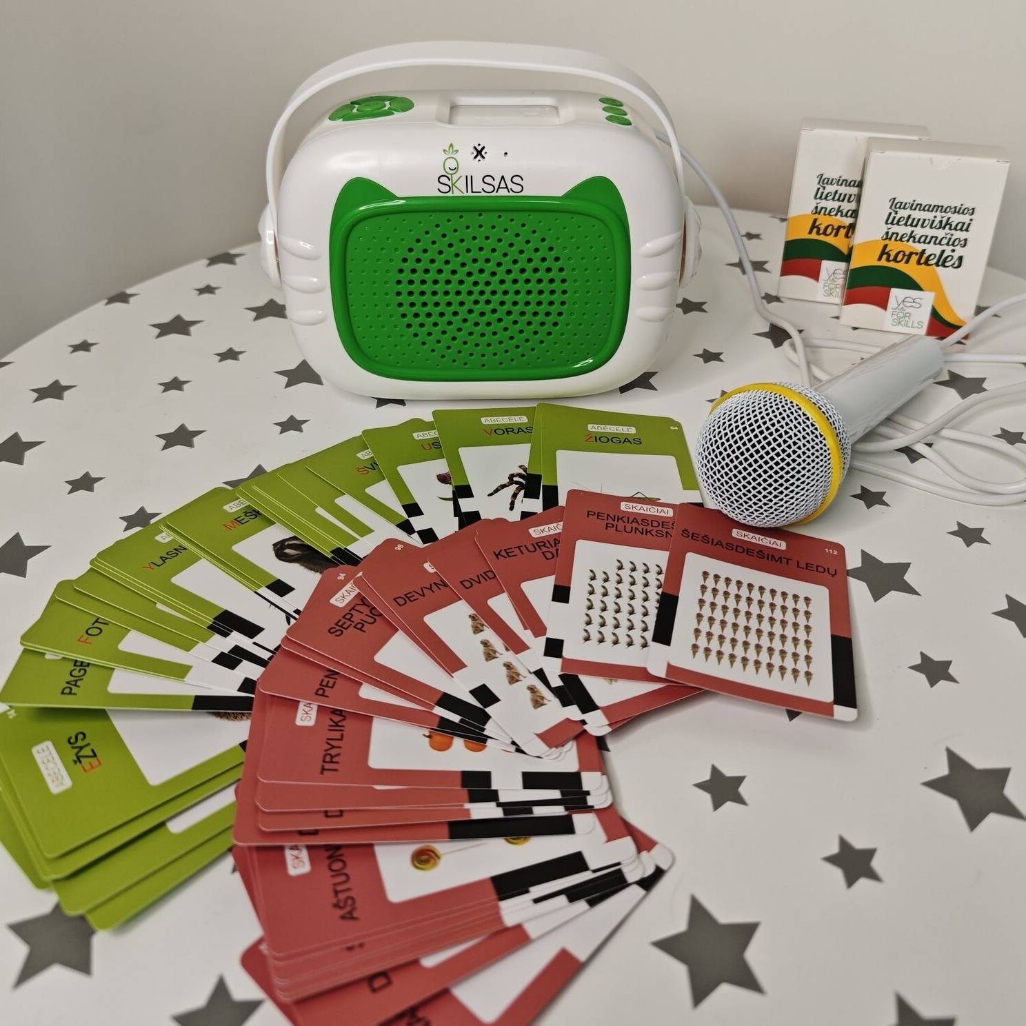 Muzikos grotuvas vaikams ,,Skilsas” su mikrofonu (su įrašytomis lietuviškomis dainomis ir pasakomis) + lietuviškai įgarsintos „Šnekančios kortelės“ 4 Muzikos grotuvas vaikams ,,Skilsas” su mikrofonu (su įrašytomis lietuviškomis dainomis ir pasakomis) + lietuviškai įgarsintos „Šnekančios kortelės“ - Image 2