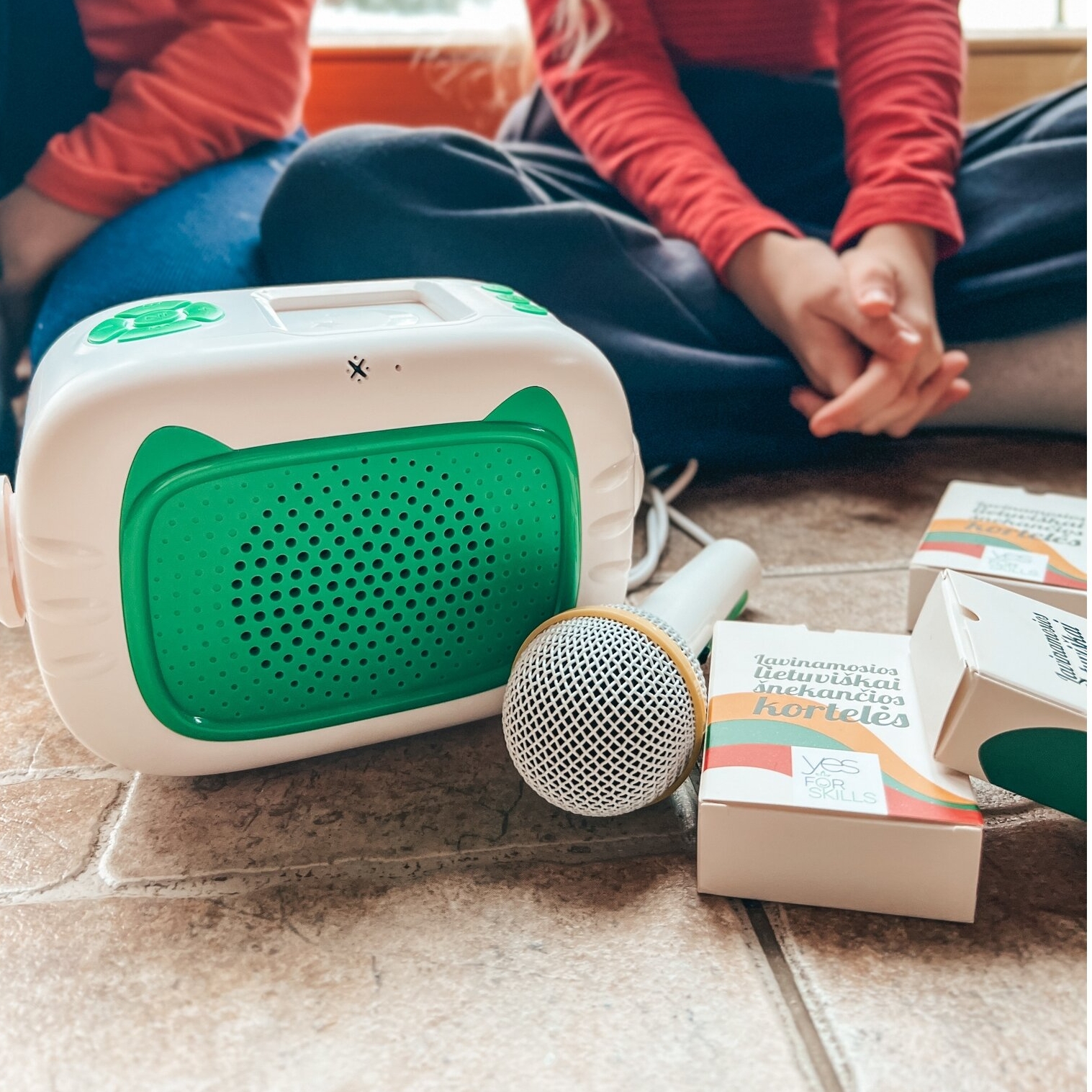 Muzikos grotuvas vaikams ,,Skilsas” su mikrofonu (su įrašytomis lietuviškomis dainomis ir pasakomis) + lietuviškai įgarsintos „Šnekančios kortelės“ 5 Muzikos grotuvas vaikams ,,Skilsas” su mikrofonu (su įrašytomis lietuviškomis dainomis ir pasakomis) + lietuviškai įgarsintos „Šnekančios kortelės“ - Image 3