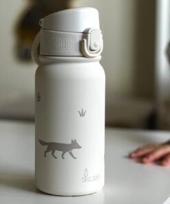 „Skilsas“ vaikiška nerūdijančio plieno gertuvė su dviem dangteliais – praktiškas pasirinkimas kiekvienai dienai (Miškas)