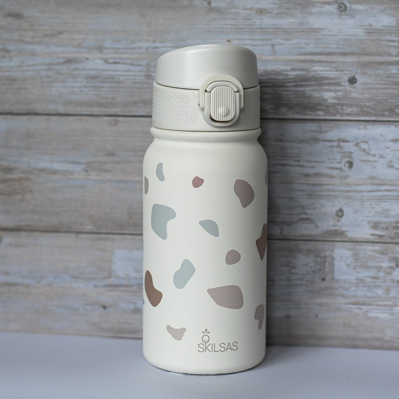 „Skilsas“ vaikiška nerūdijančio plieno gertuvė su dviem dangteliais – praktiškas pasirinkimas kiekvienai dienai (Terazzo) 4 „Skilsas“ vaikiška nerūdijančio plieno gertuvė su dviem dangteliais – praktiškas pasirinkimas kiekvienai dienai (Terazzo) - Image 2