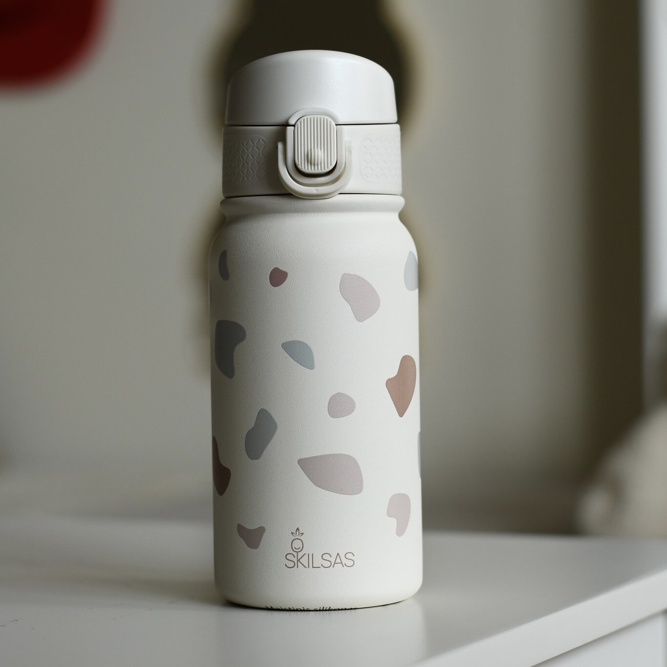 „Skilsas“ vaikiška nerūdijančio plieno gertuvė su dviem dangteliais – praktiškas pasirinkimas kiekvienai dienai (Terazzo) 3 „Skilsas“ vaikiška nerūdijančio plieno gertuvė su dviem dangteliais – praktiškas pasirinkimas kiekvienai dienai (Terazzo)