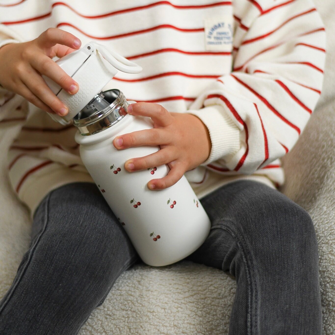 „Skilsas“ vaikiška nerūdijančio plieno gertuvė su dviem dangteliais – praktiškas pasirinkimas kiekvienai dienai (Vyšnios) 7 „Skilsas“ vaikiška nerūdijančio plieno gertuvė su dviem dangteliais – praktiškas pasirinkimas kiekvienai dienai (Vyšnios) - Image 5