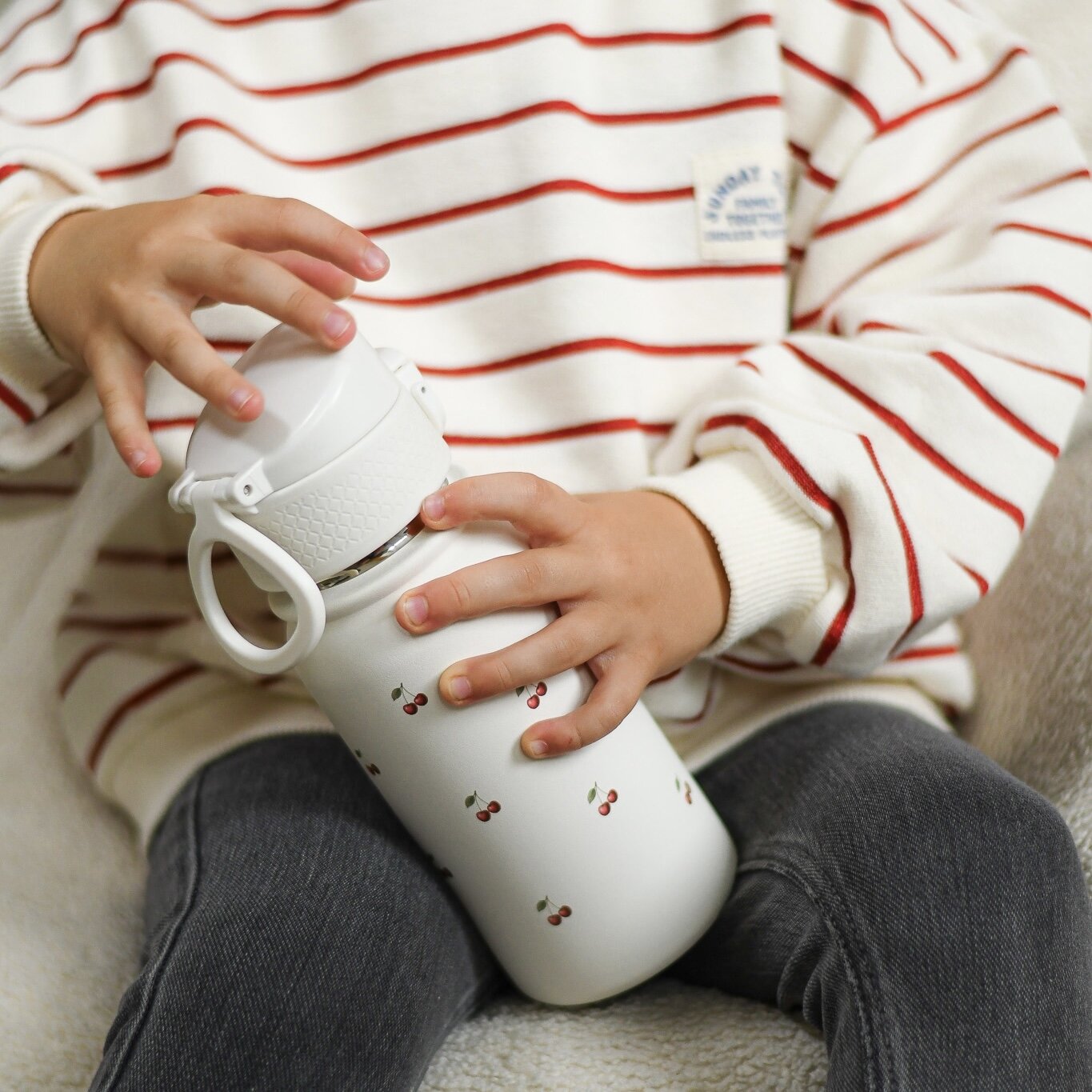 „Skilsas“ vaikiška nerūdijančio plieno gertuvė su dviem dangteliais – praktiškas pasirinkimas kiekvienai dienai (Vyšnios) 6 „Skilsas“ vaikiška nerūdijančio plieno gertuvė su dviem dangteliais – praktiškas pasirinkimas kiekvienai dienai (Vyšnios) - Image 4