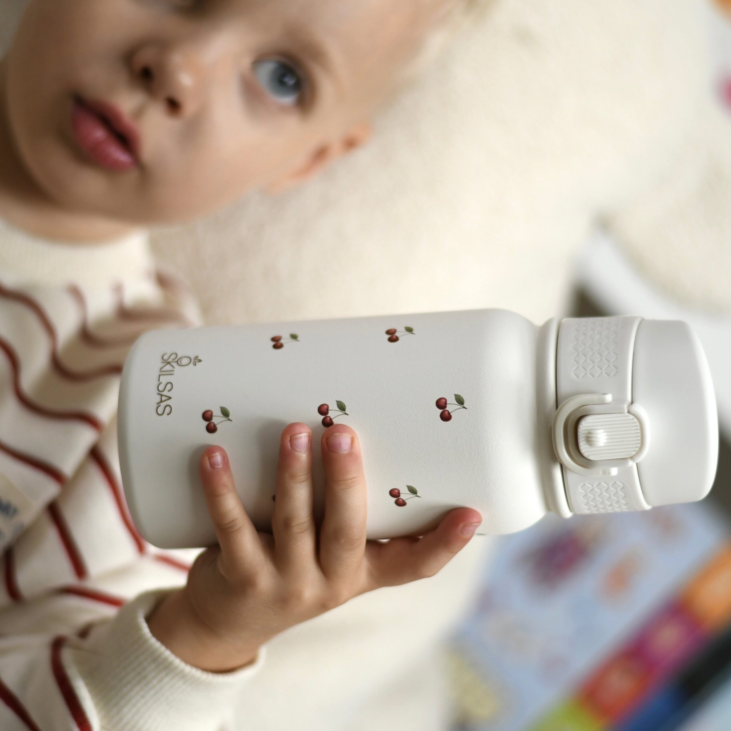 „Skilsas“ vaikiška nerūdijančio plieno gertuvė su dviem dangteliais – praktiškas pasirinkimas kiekvienai dienai (Vyšnios) 8 „Skilsas“ vaikiška nerūdijančio plieno gertuvė su dviem dangteliais – praktiškas pasirinkimas kiekvienai dienai (Vyšnios) - Image 6