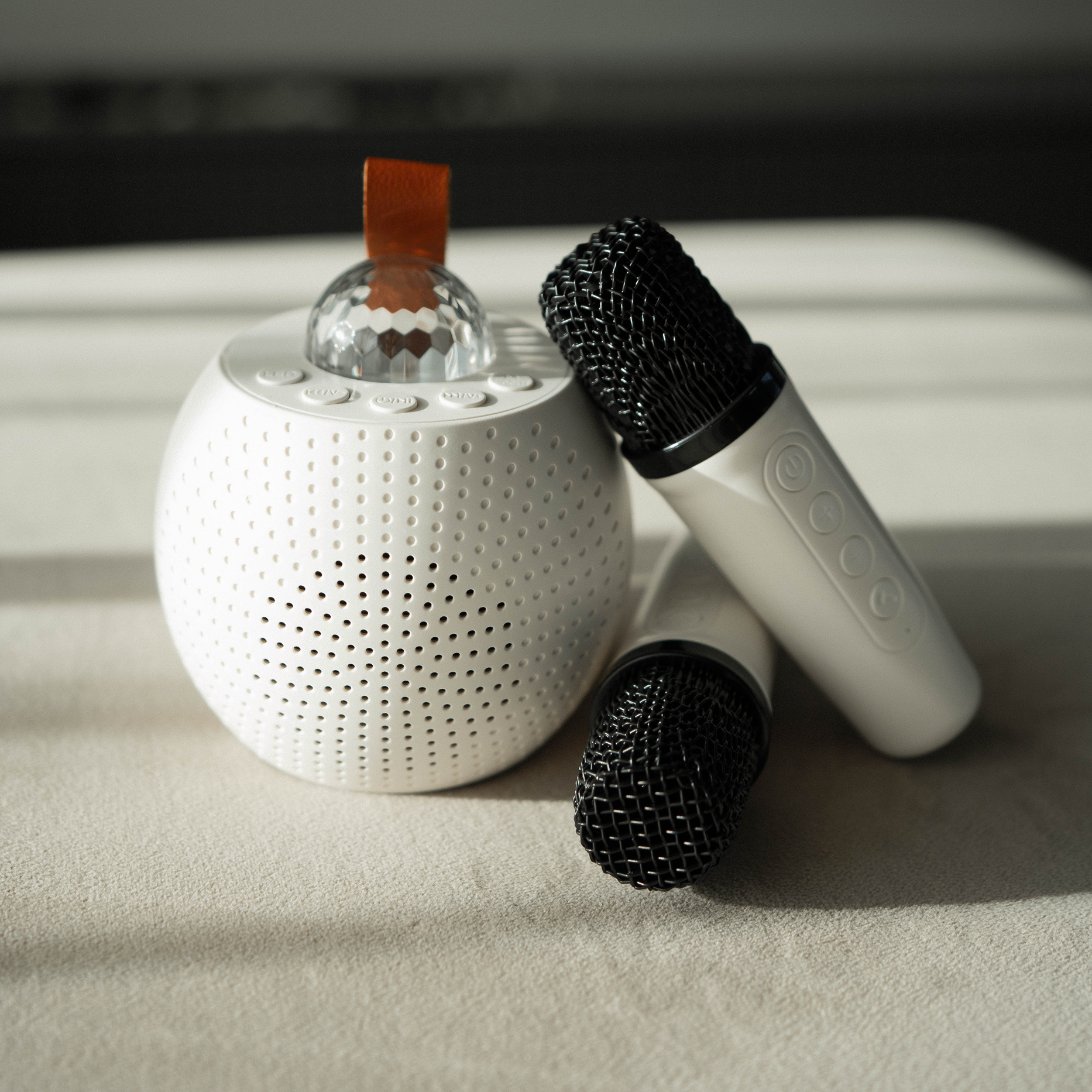 Yes For Skills vaikiškas disko stiliaus grotuvas su dviem balsą keičiančiais mikrofonais (su įrašytomis lietuviškomis dainomis ir pasakomis) 3 Yes For Skills vaikiškas disko stiliaus grotuvas su dviem balsą keičiančiais mikrofonais (su įrašytomis lietuviškomis dainomis ir pasakomis) - Image 2