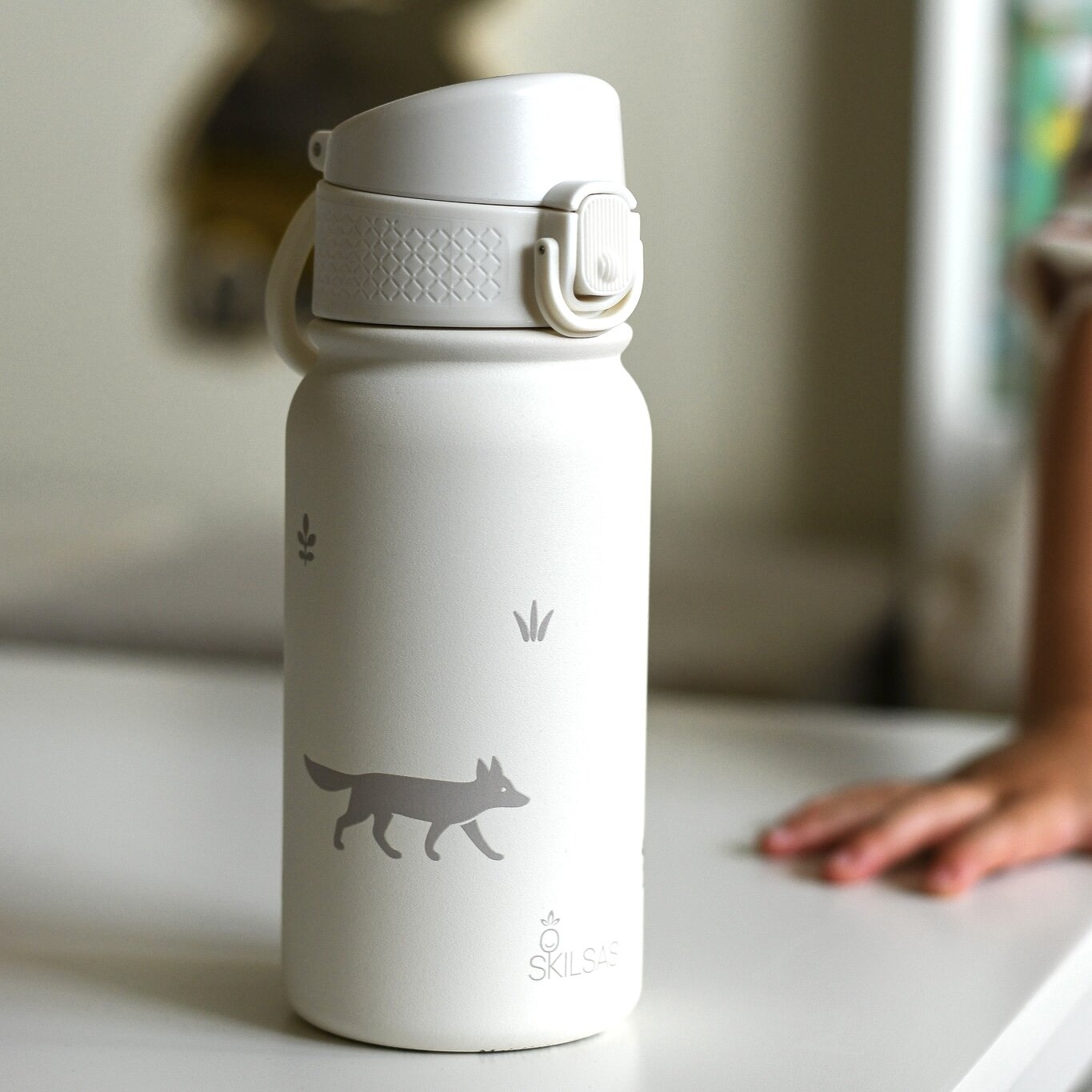 „Skilsas“ vaikiška nerūdijančio plieno gertuvė su dviem dangteliais – praktiškas pasirinkimas kiekvienai dienai (Miškas), 350 ml 4 „Skilsas“ vaikiška nerūdijančio plieno gertuvė su dviem dangteliais – praktiškas pasirinkimas kiekvienai dienai (Miškas), 350 ml - Image 2