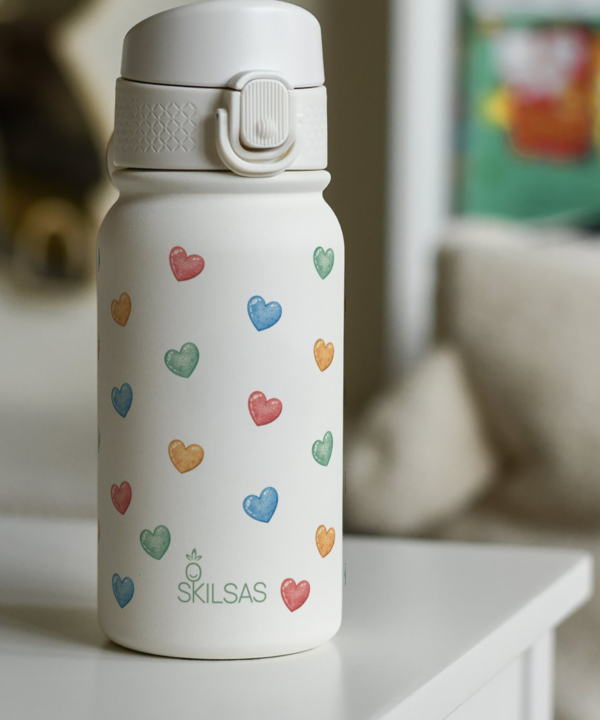 „Skilsas“ vaikiška nerūdijančio plieno gertuvė su dviem dangteliais – praktiškas pasirinkimas kiekvienai dienai (Širdelės), 350 ml
