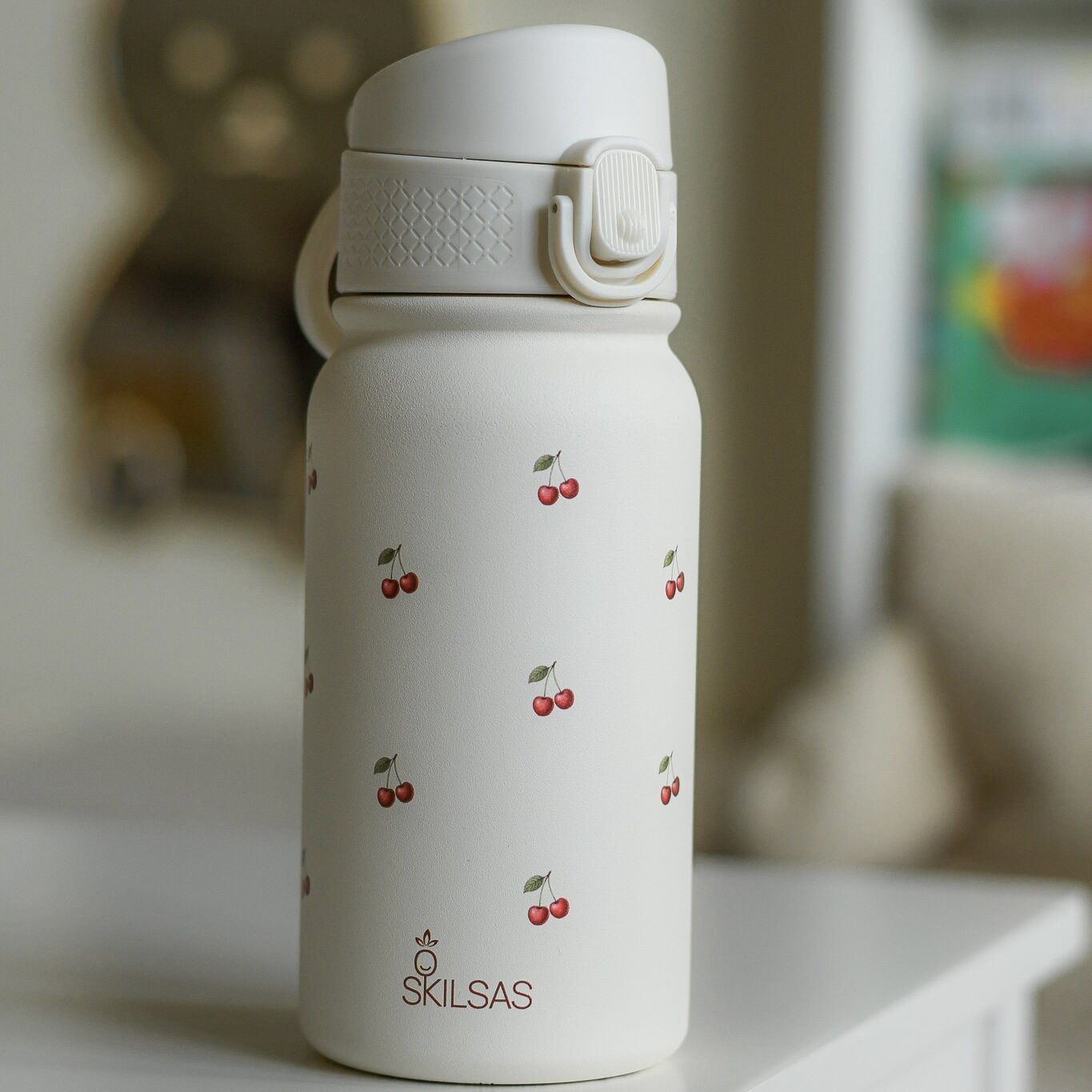 „Skilsas“ vaikiška nerūdijančio plieno gertuvė su dviem dangteliais – praktiškas pasirinkimas kiekvienai dienai (Vyšnios), 350 ml 3 „Skilsas“ vaikiška nerūdijančio plieno gertuvė su dviem dangteliais – praktiškas pasirinkimas kiekvienai dienai (Vyšnios), 350 ml