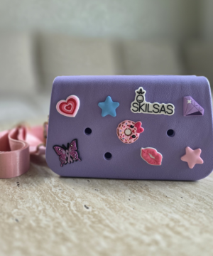 Personalizuojama rankinė su keičiamomis dekoracijomis, violetinė 1 personalizuojama rankine su keiciamomis dekoracijomis violetine 2 1