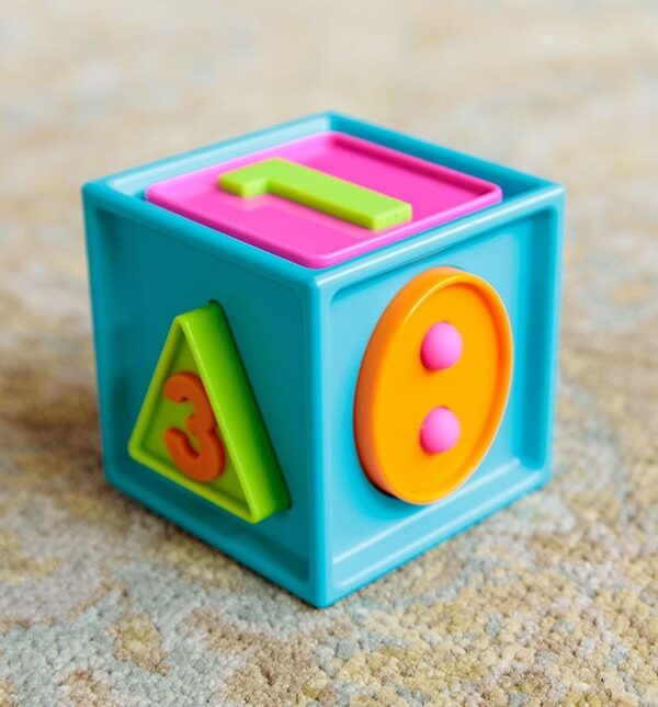 edukaciniai zaislai. Lavinamieji zaislai. FatBrainToys . Fat Brain Toys Smarty cube 1 2 3 - gudrutis kubas
