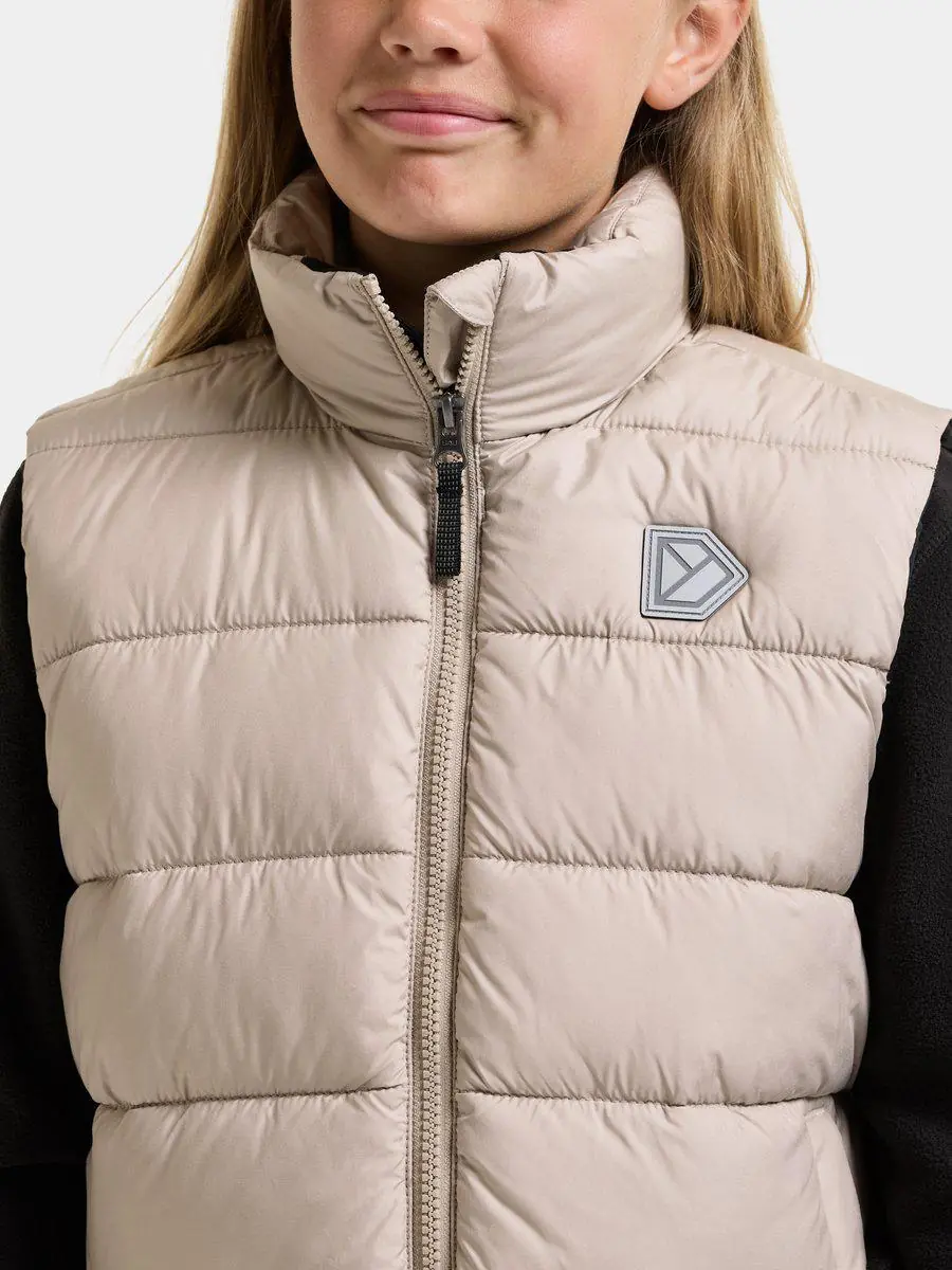 Didriksons šiltinta liemenė KILO KIDS VEST 3 - Beach Beige (Išankstinis užsakymas) 8 Didriksons šiltinta liemenė KILO KIDS VEST 3 - Beach Beige (Išankstinis užsakymas) - Image 6
