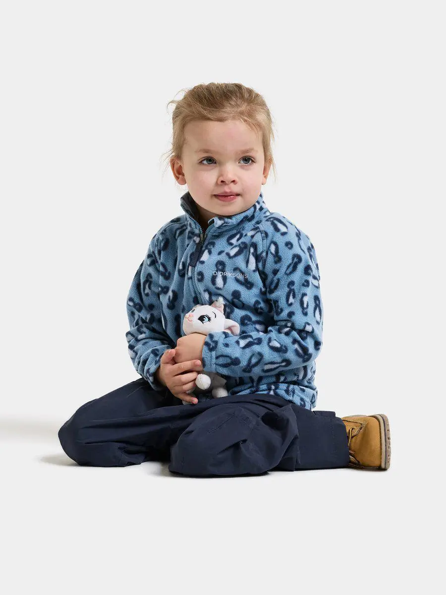 Didriksons džemperis su užtrauktuku MONTE PRINTED KIDS FULL-ZIP 11 - Penguino Blue (Išankstinis užsakymas) 4 Didriksons džemperis su užtrauktuku MONTE PRINTED KIDS FULL-ZIP 11 - Penguino Blue (Išankstinis užsakymas) - Image 2